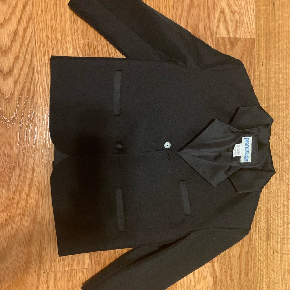 Suits - Picture 6 of 8
